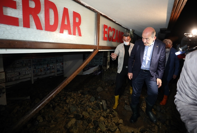 Bakan Soylu: İki vatandaşımızın enkazda olduğunu değerlendiriyoruz